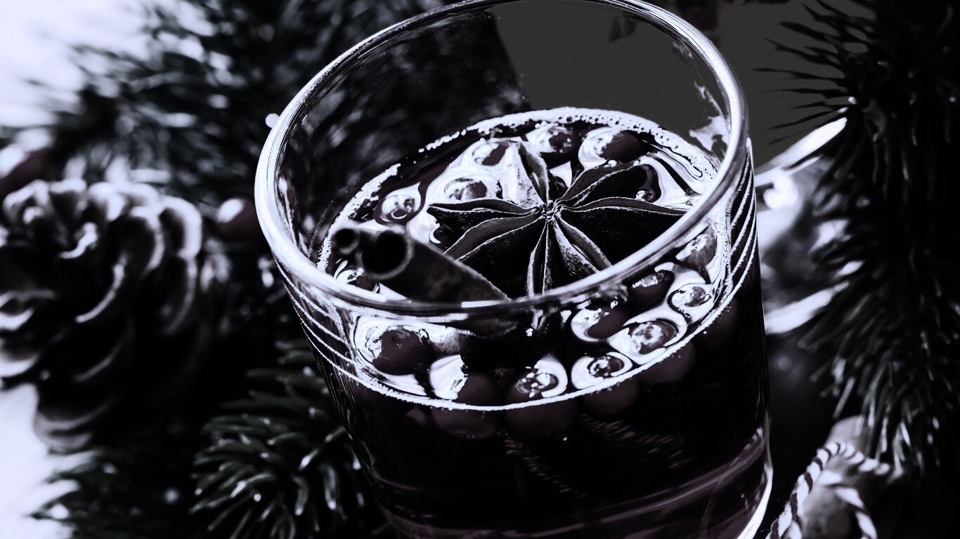 Глинтвейн с палочкой корицы обои