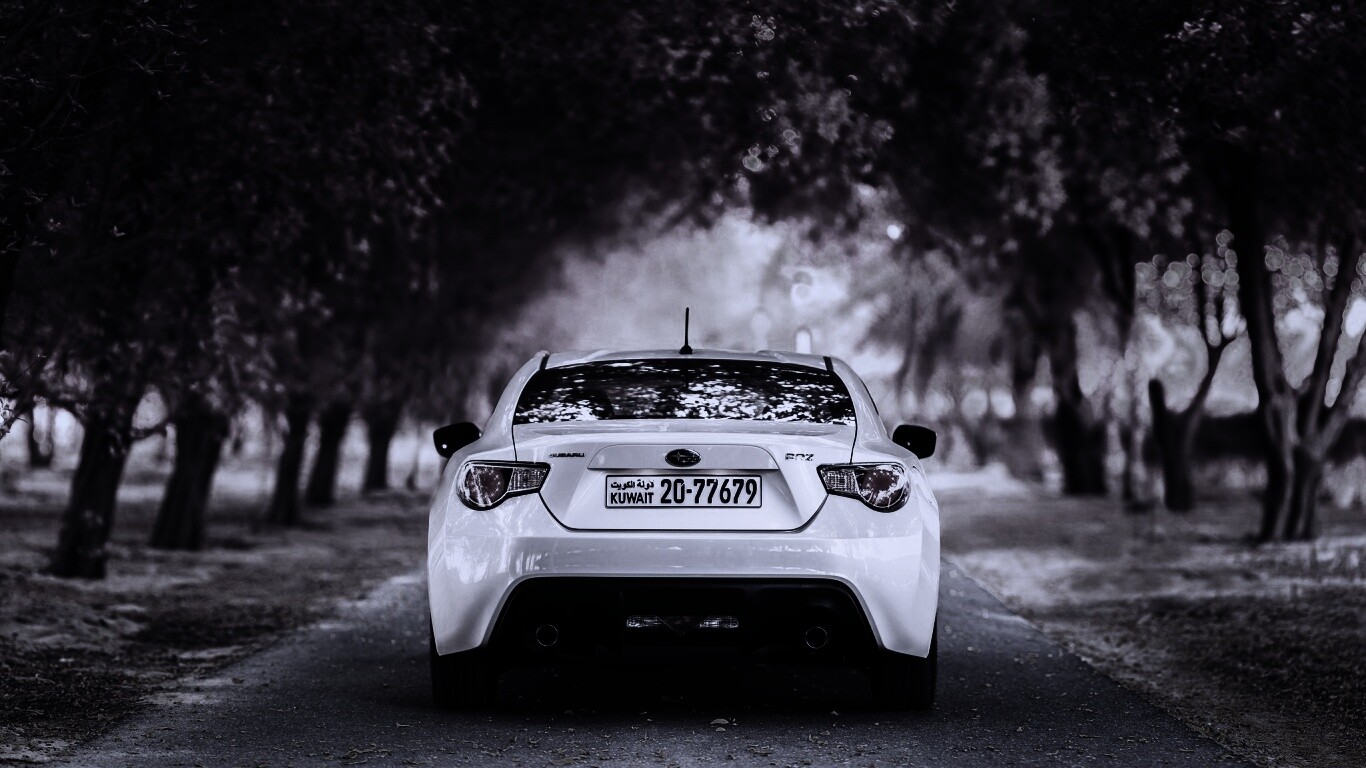 Субару на осенней дороге обои