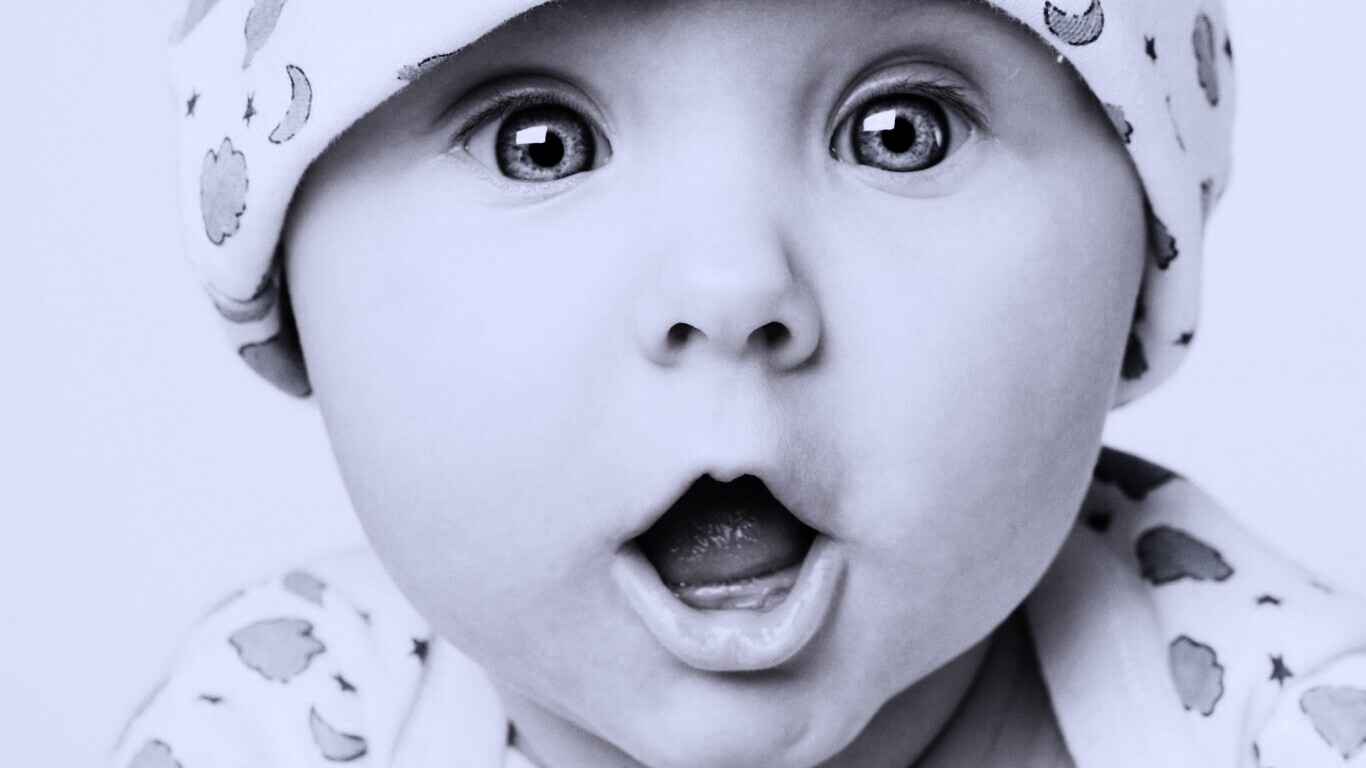 Удивлённый малыш обои