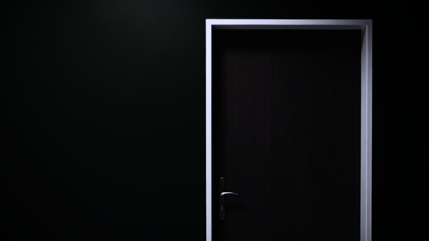 Дверь в стене обои