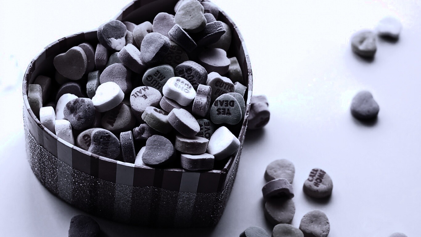 Конфеты в форме сердца обои