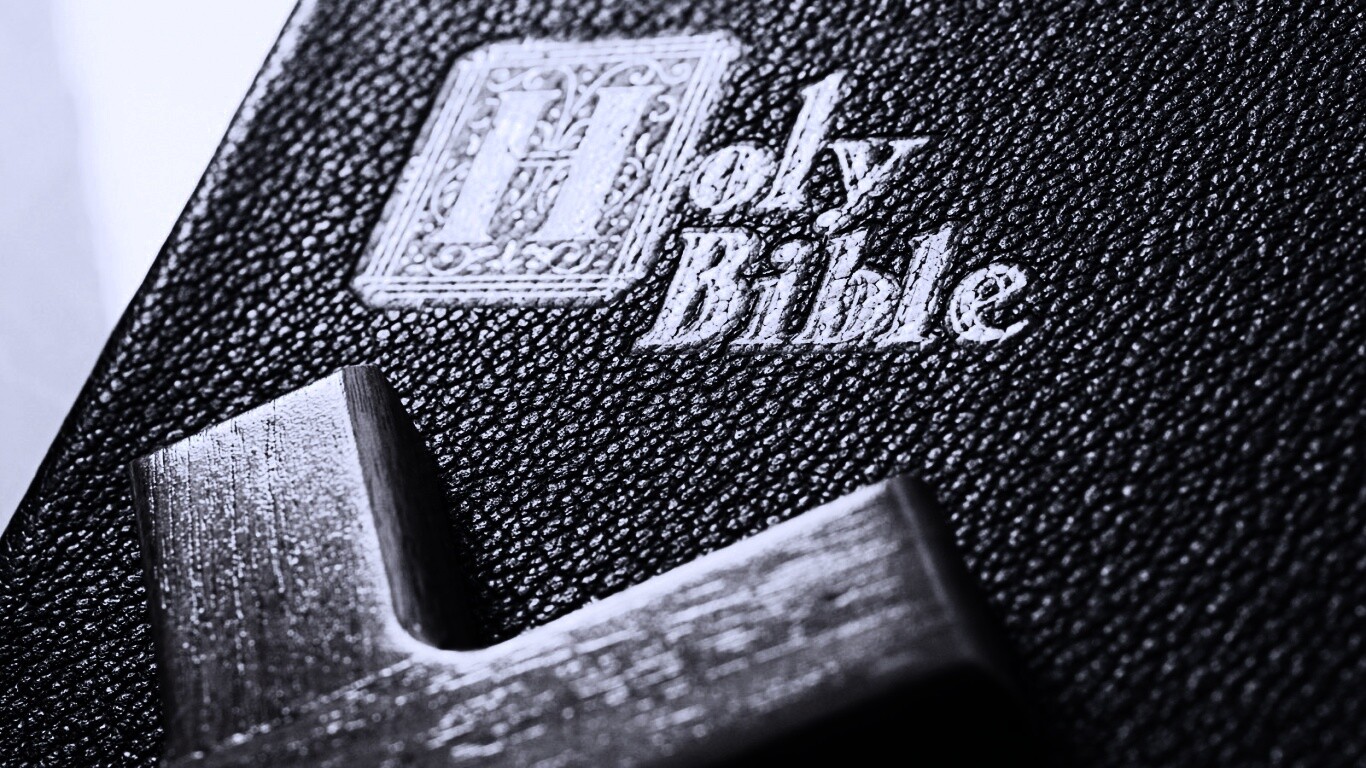 Святая книга обои