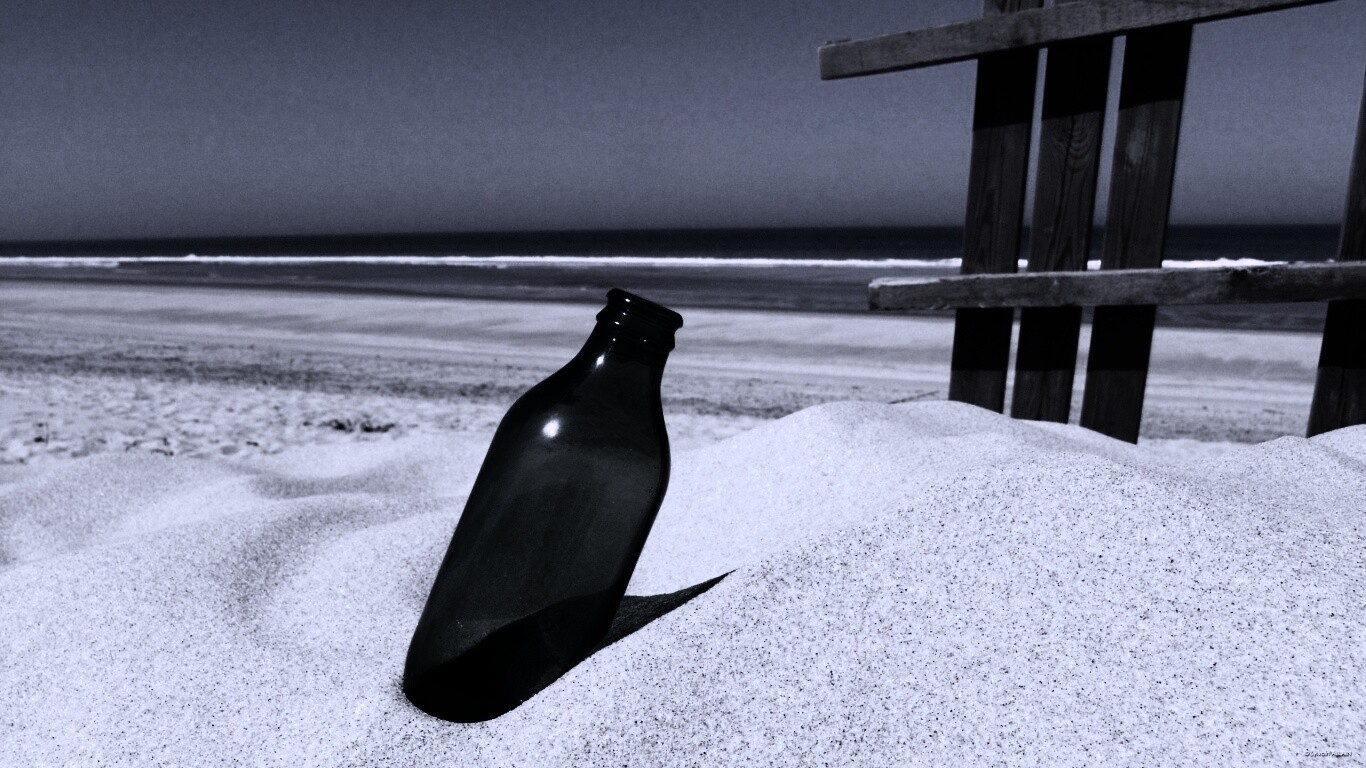 Бутылка на пляже обои