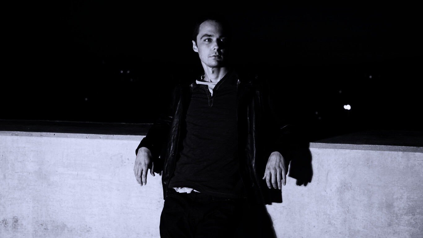 Джим Парсонс на балконе обои