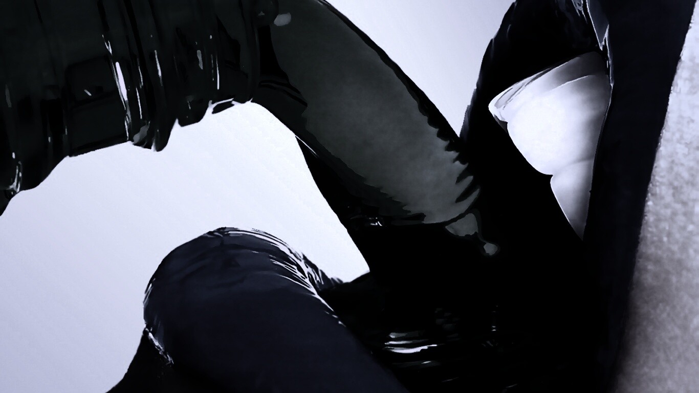 Пьющая девушка обои