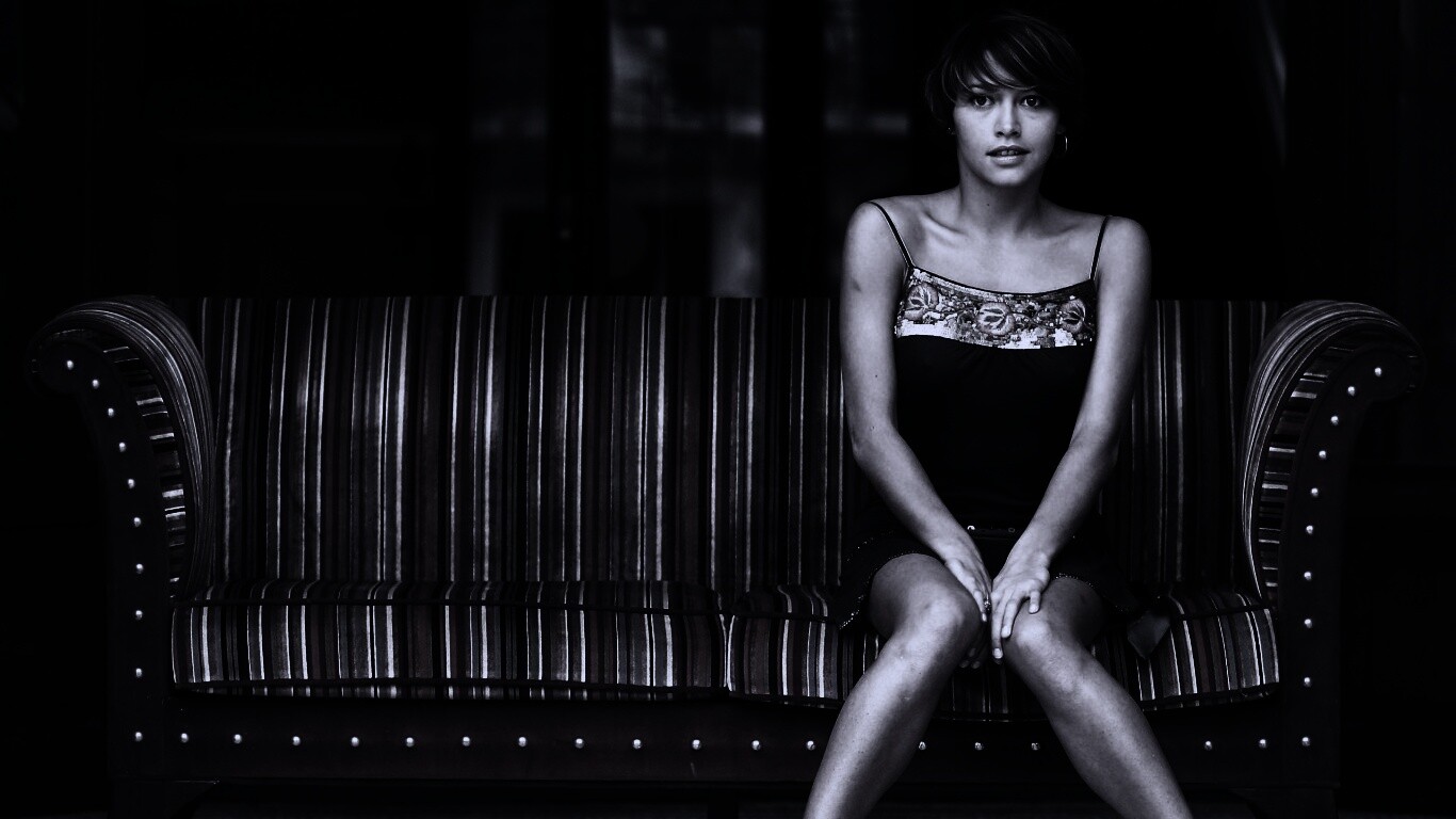 На диване обои