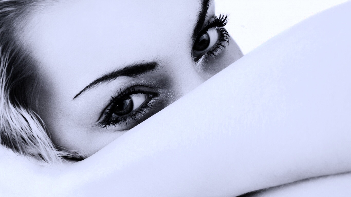 Девушка прикрыла лицо рукой обои