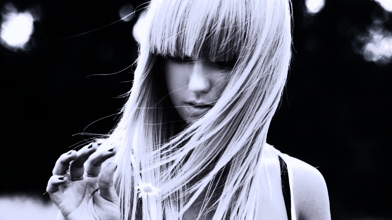 Красивая блондинка с ромашкой обои