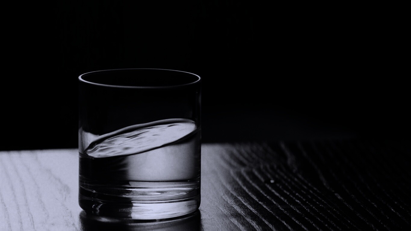 Стакан воды из Начала обои