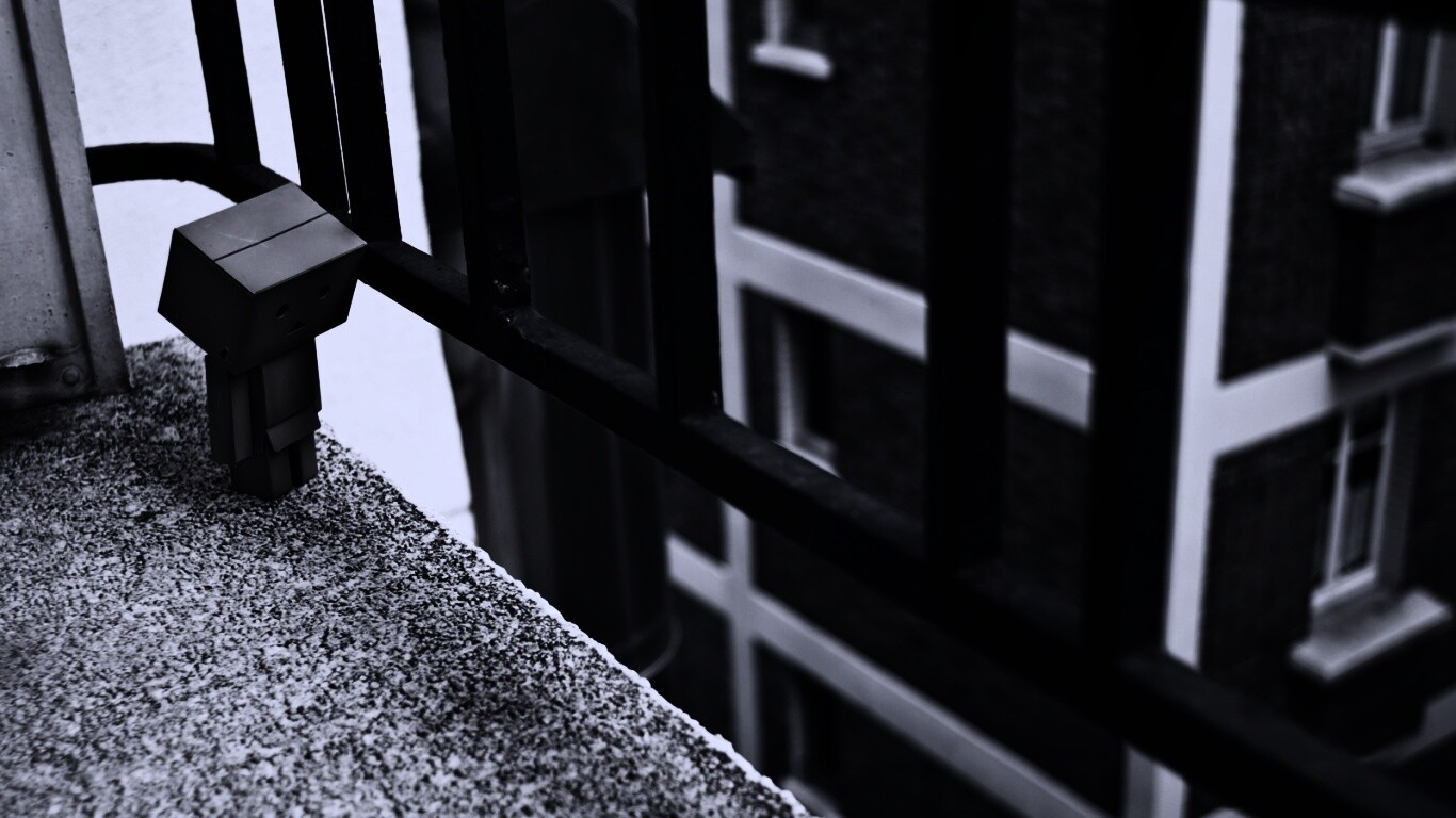 Грустный картонный человечек обои