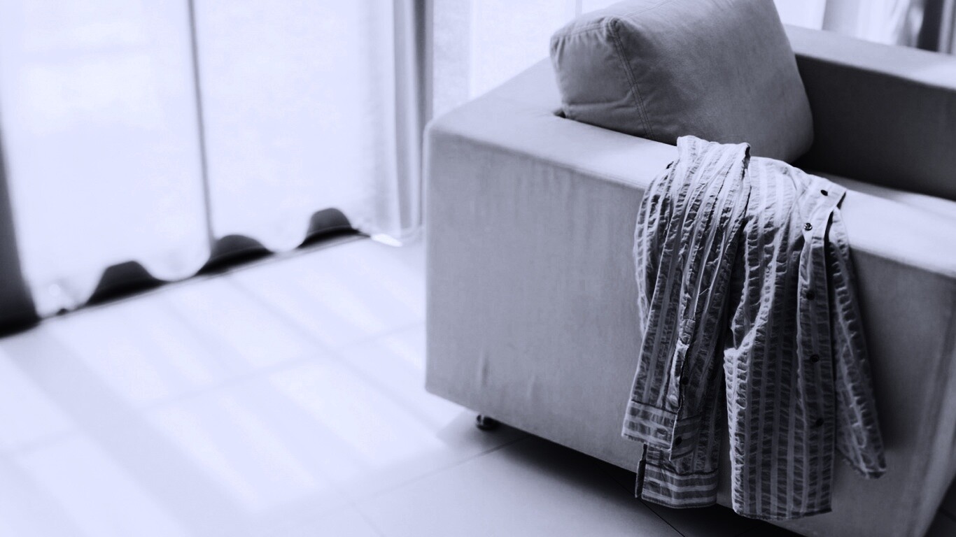 Рубашка на кресле обои