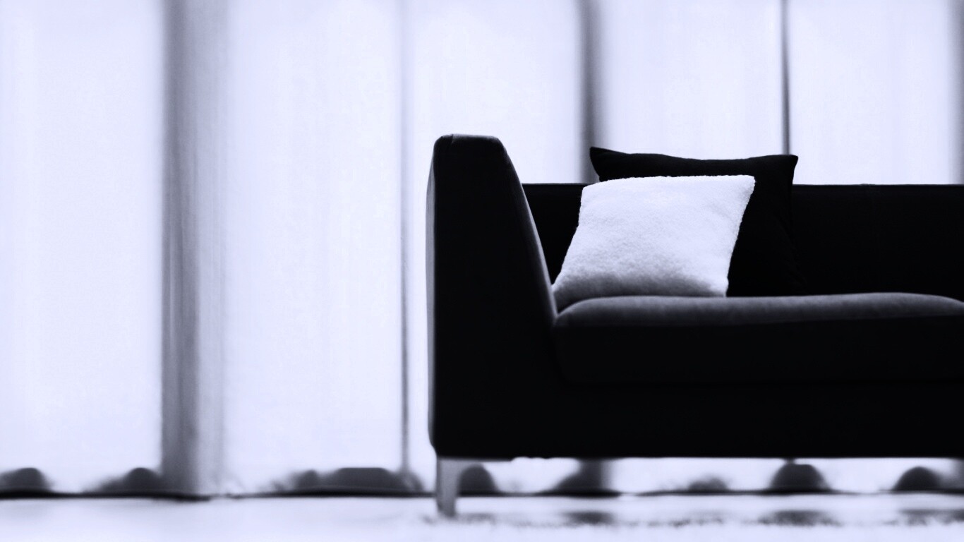 Диван с черной и белой подушками обои