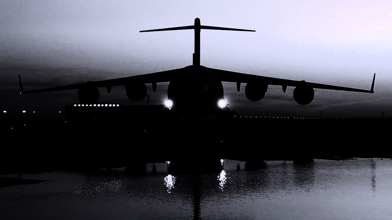 Самолет на взлетной полосе обои