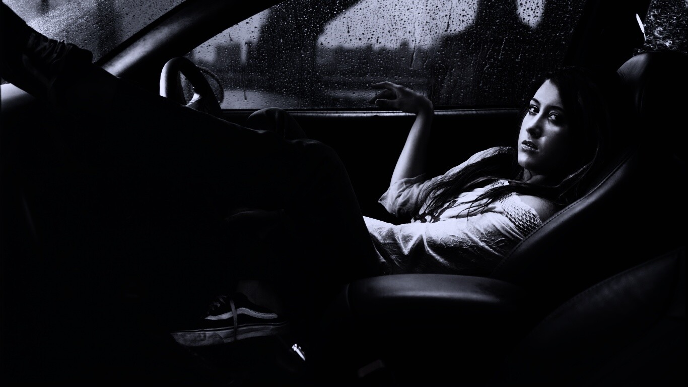 Девушка в автомобиле обои