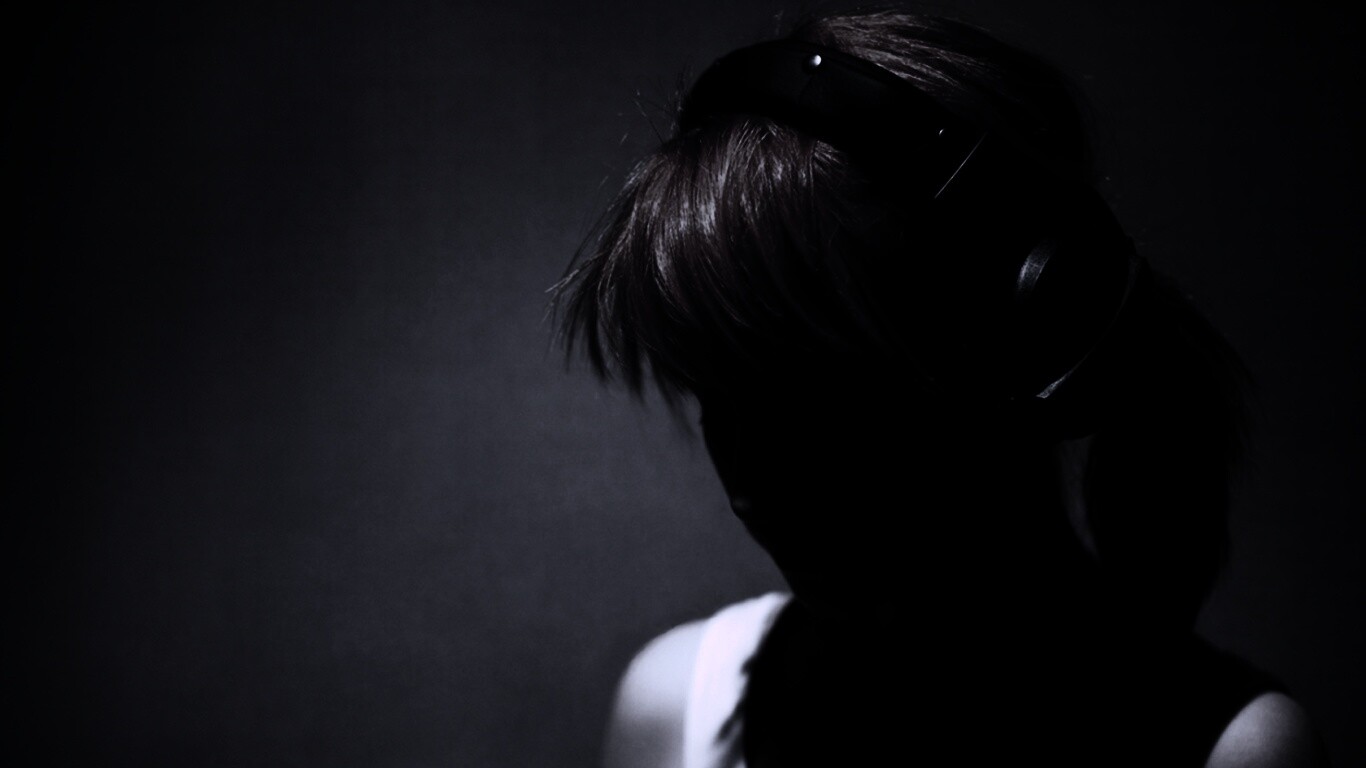 Рыжая в наушниках обои