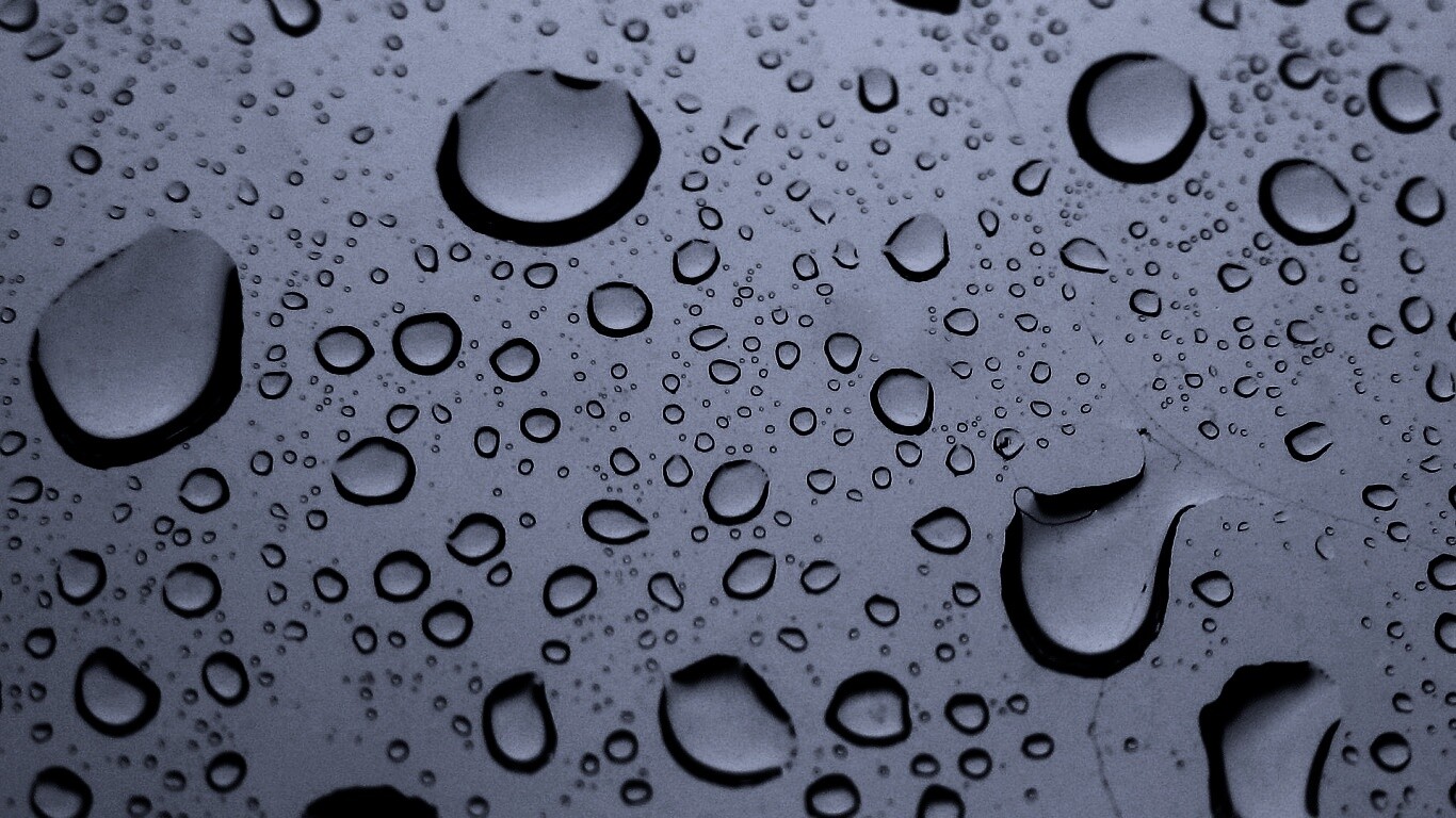 Капли воды на синем стекле обои