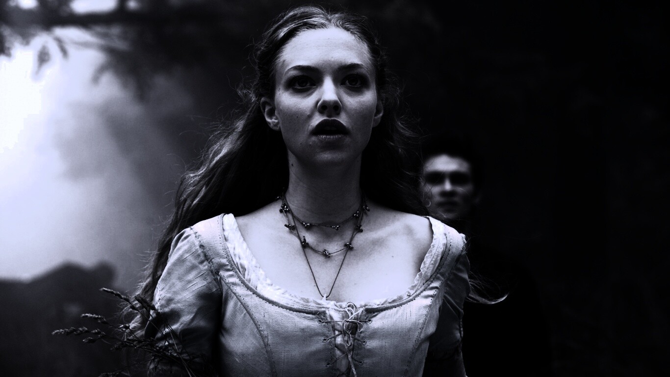 Аманда Сейфрид в Красной Шапочке обои