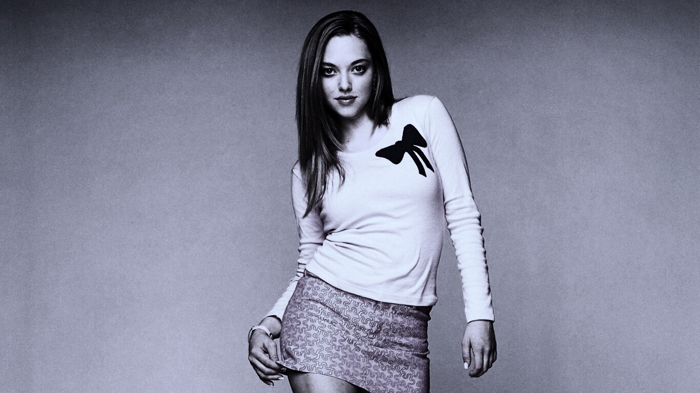 Аманда Сейфрид в розовом обои