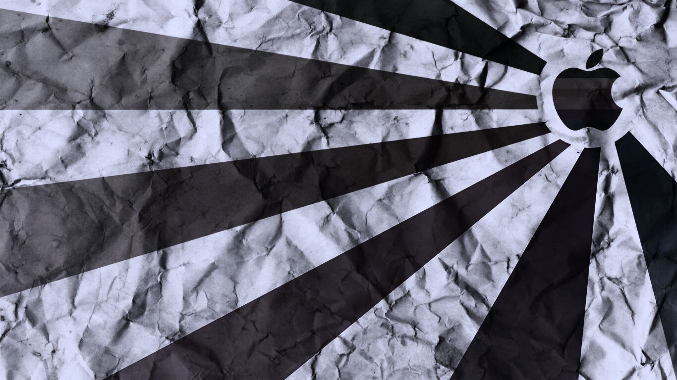 Радужный логотип Apple на мятой бумаге обои