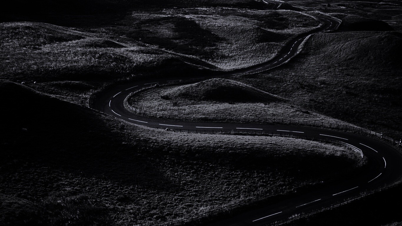 Дорога петляет меж холмов обои