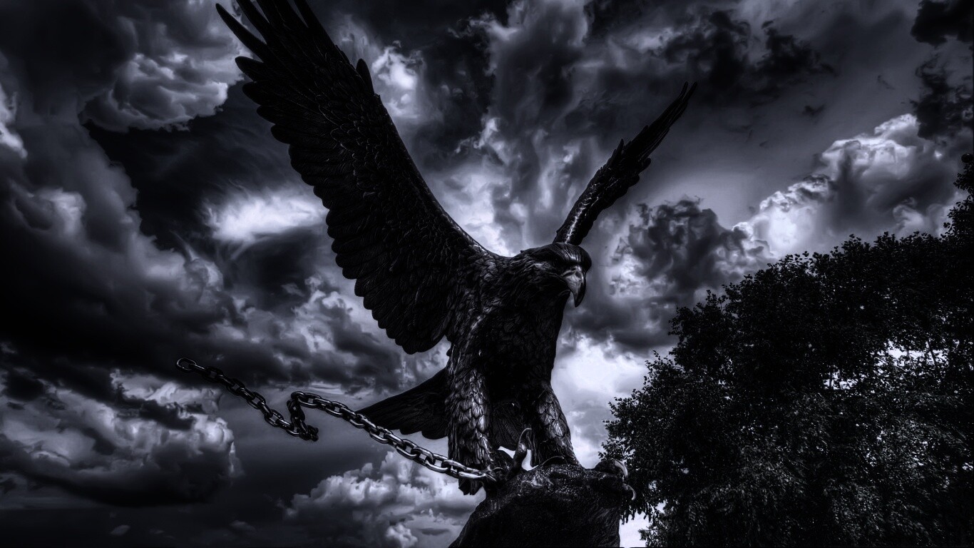 Скульптура орла с цепью в когтях обои