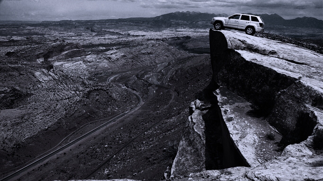 Внедорожник в горах обои