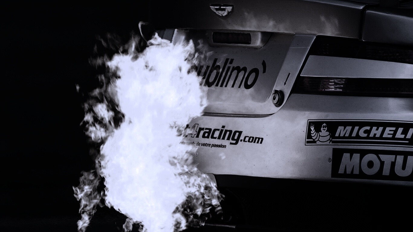 Огонь из выхлопной трубы гоночного Aston Martin обои