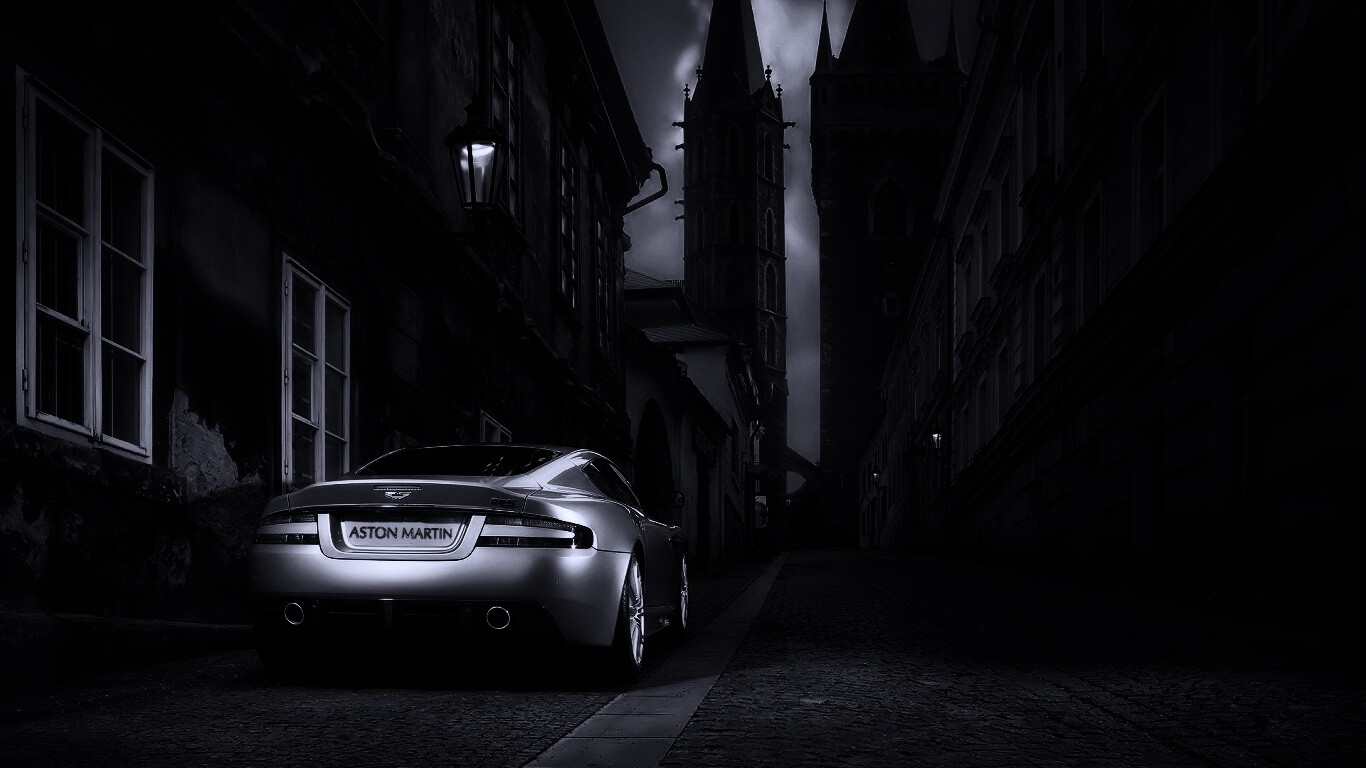 Aston Martin в старинном городе обои