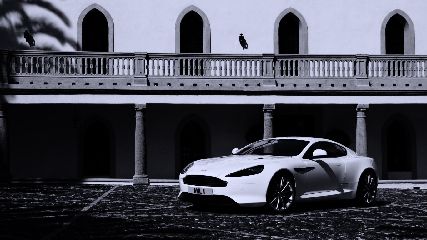 Астон Мартин в дворике дома обои