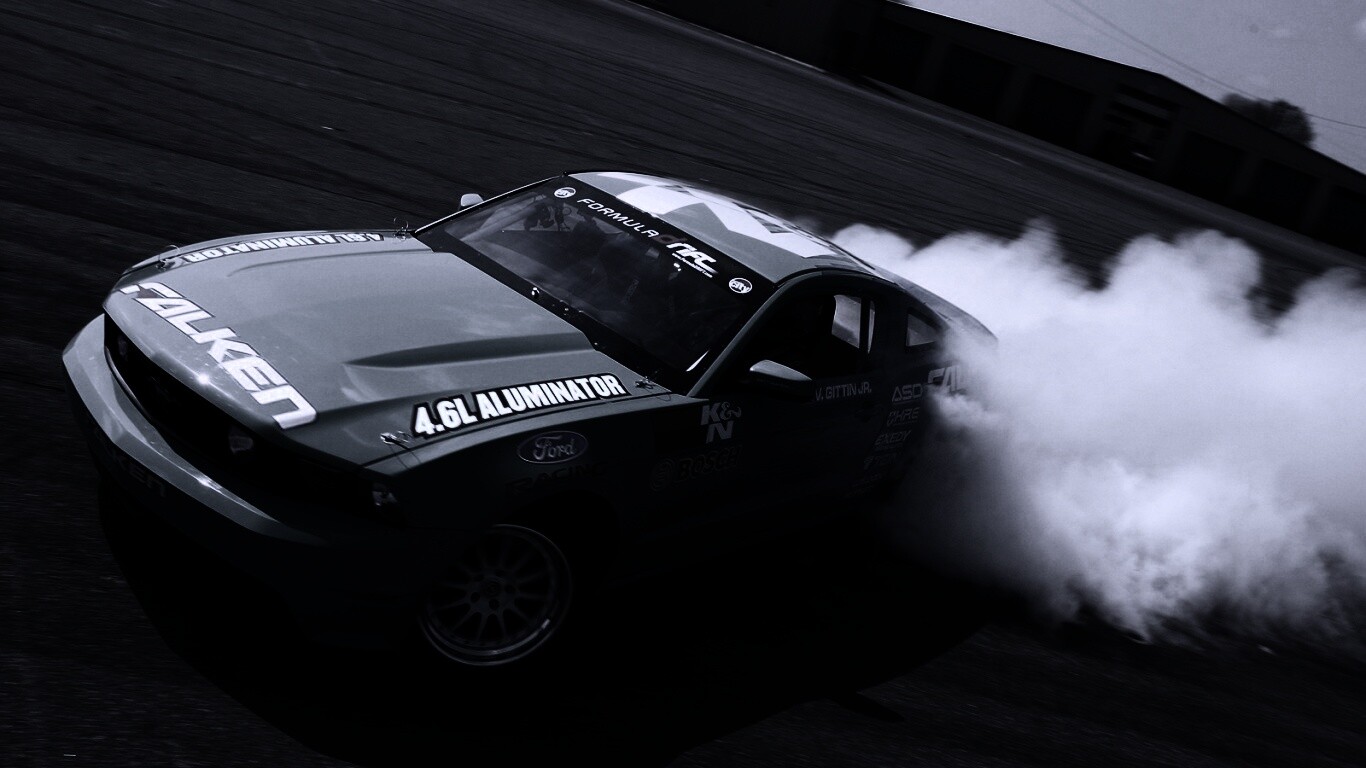 Мустанг дрифтует обои