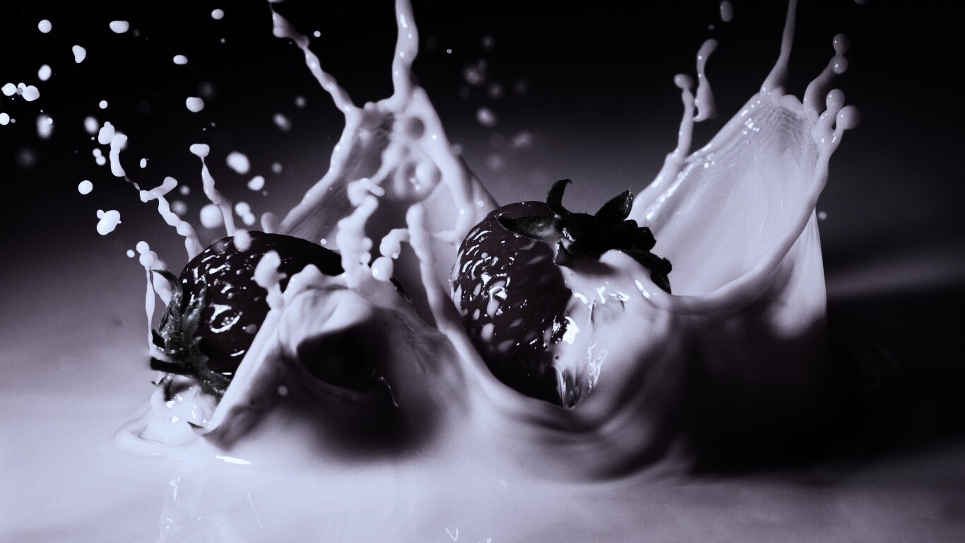 Сочная клубника с молоком обои