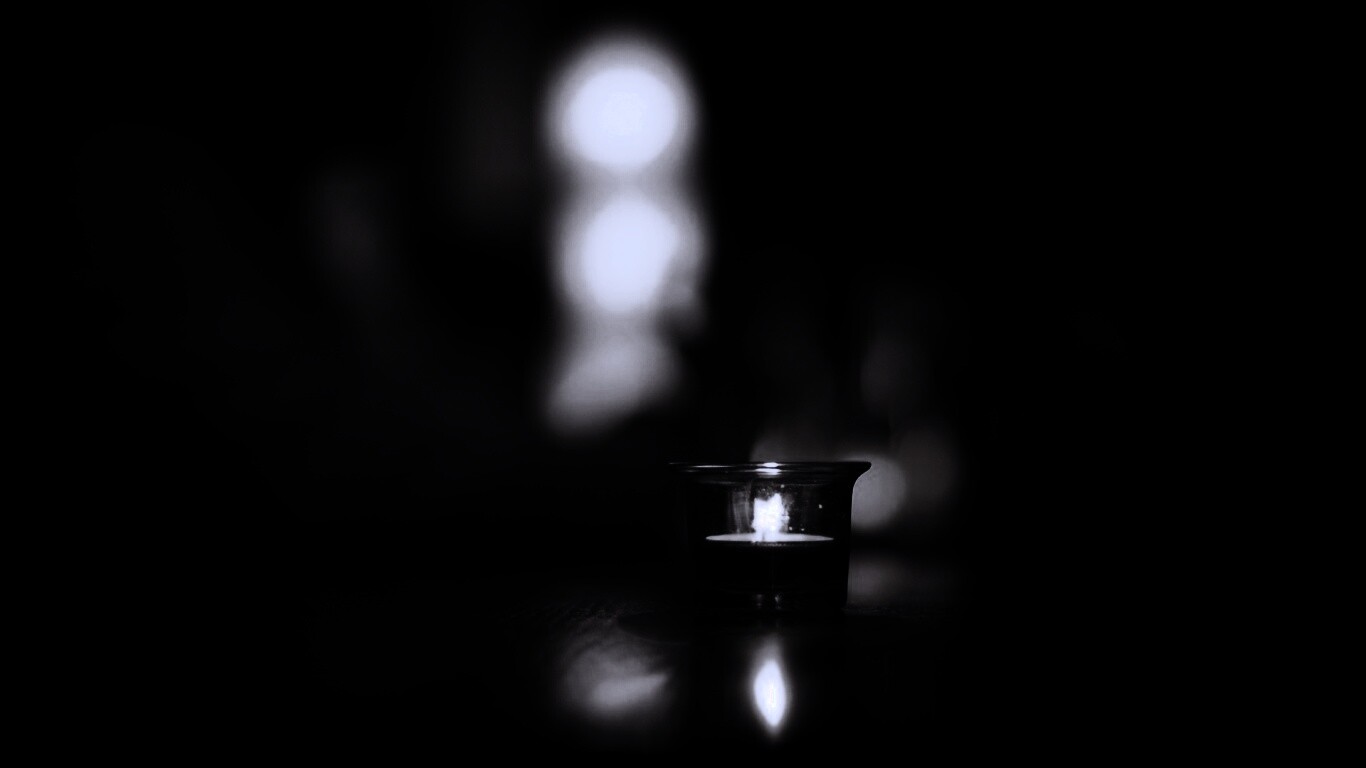 Свеча во тьме обои