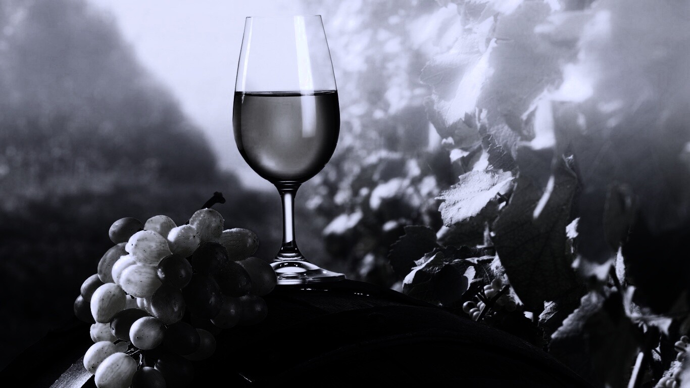 Винная бочка и бокал с белым вином обои