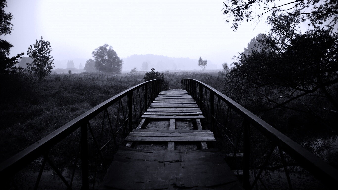 Старый мост на черно-белом фото обои