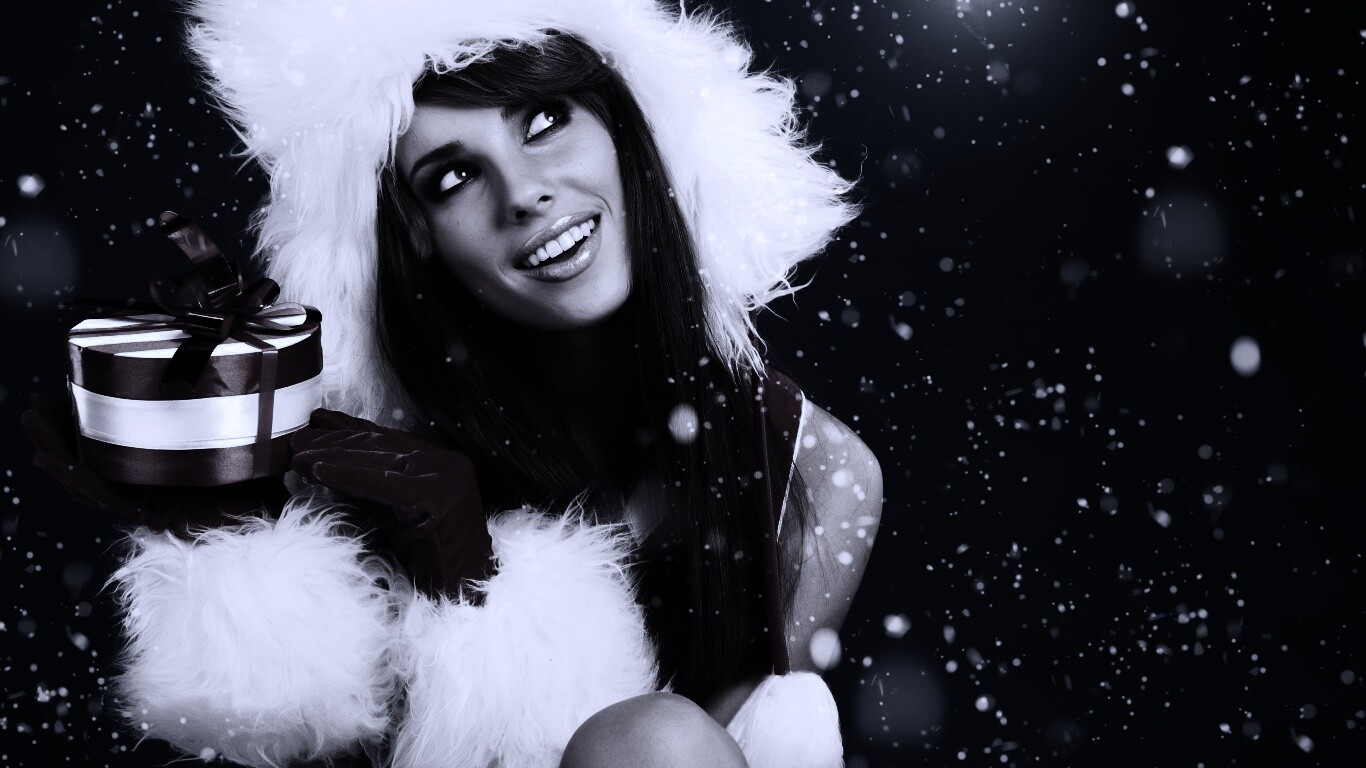 Девушка с новогодним подарком обои