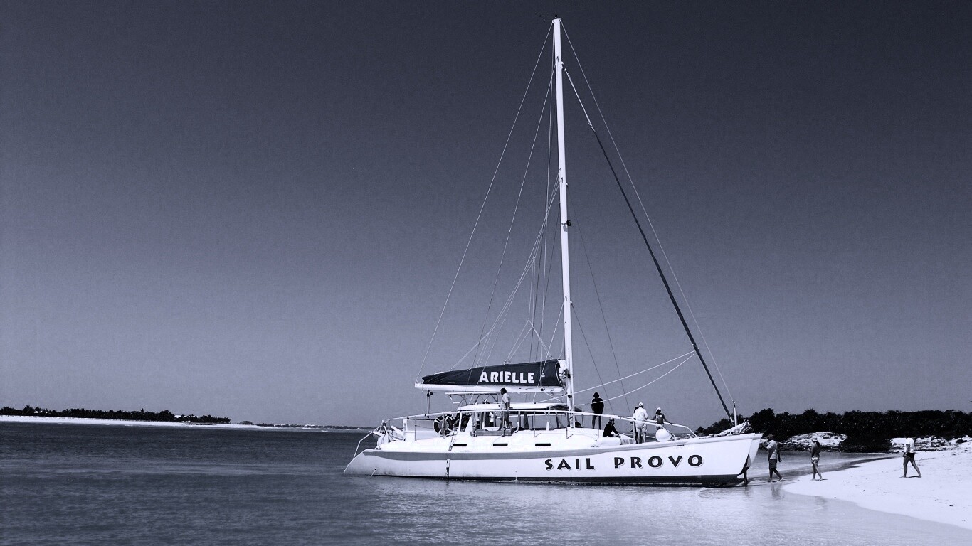 Яхта в голубой лагуне обои