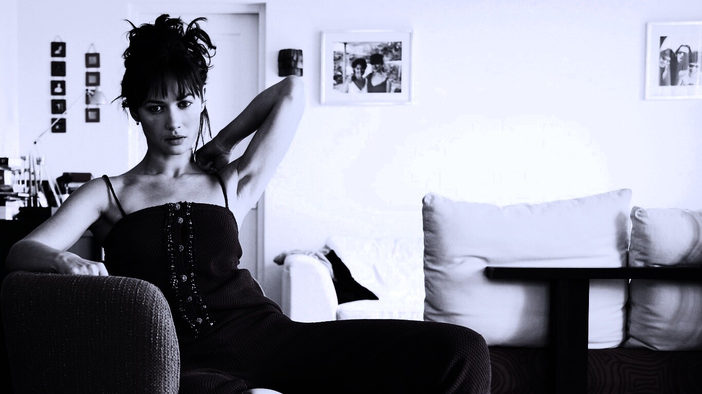 Ольга Куриленко на кресле обои