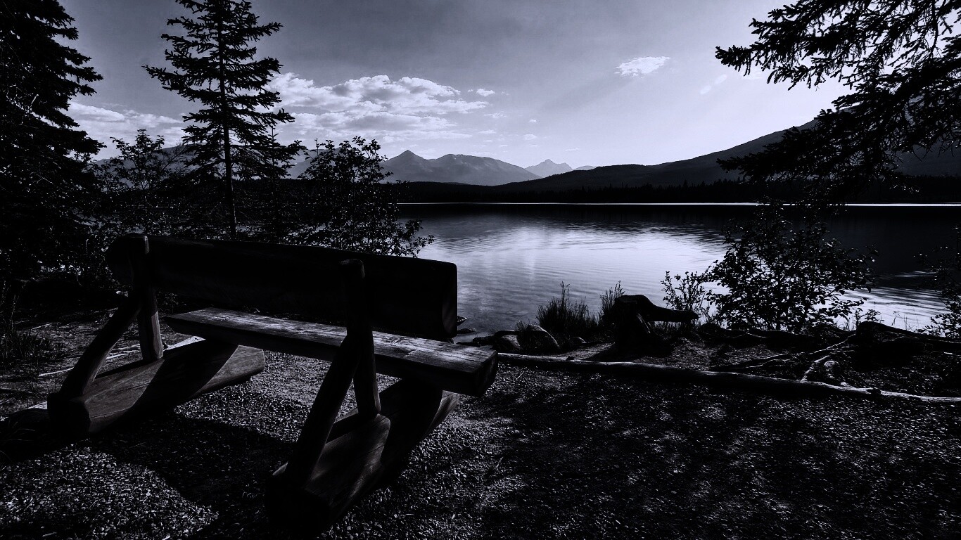 Деревянная скамья на берегу озера обои