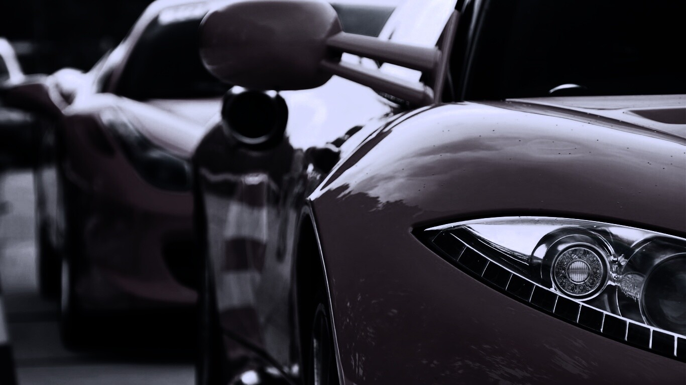 Череда красных автомобилей обои