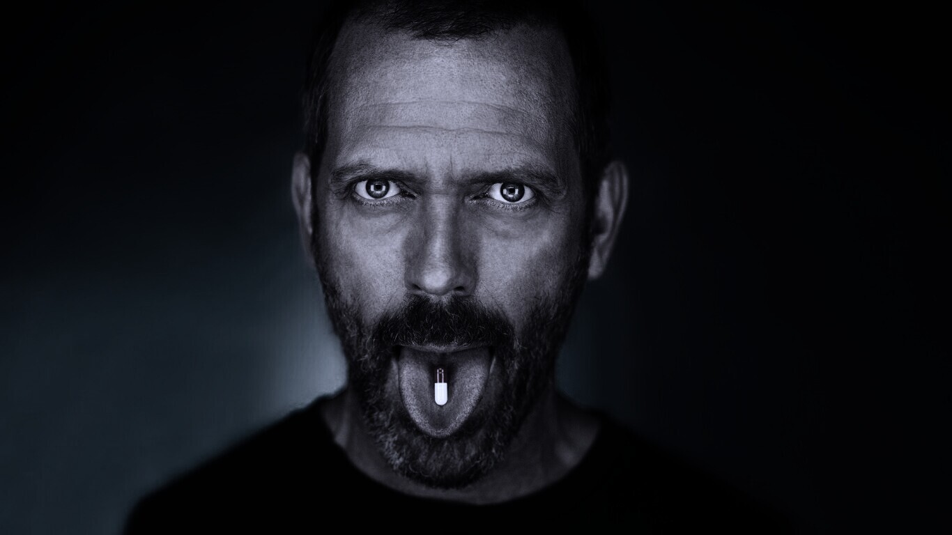 Доктор Хаус с таблеткой на языке обои