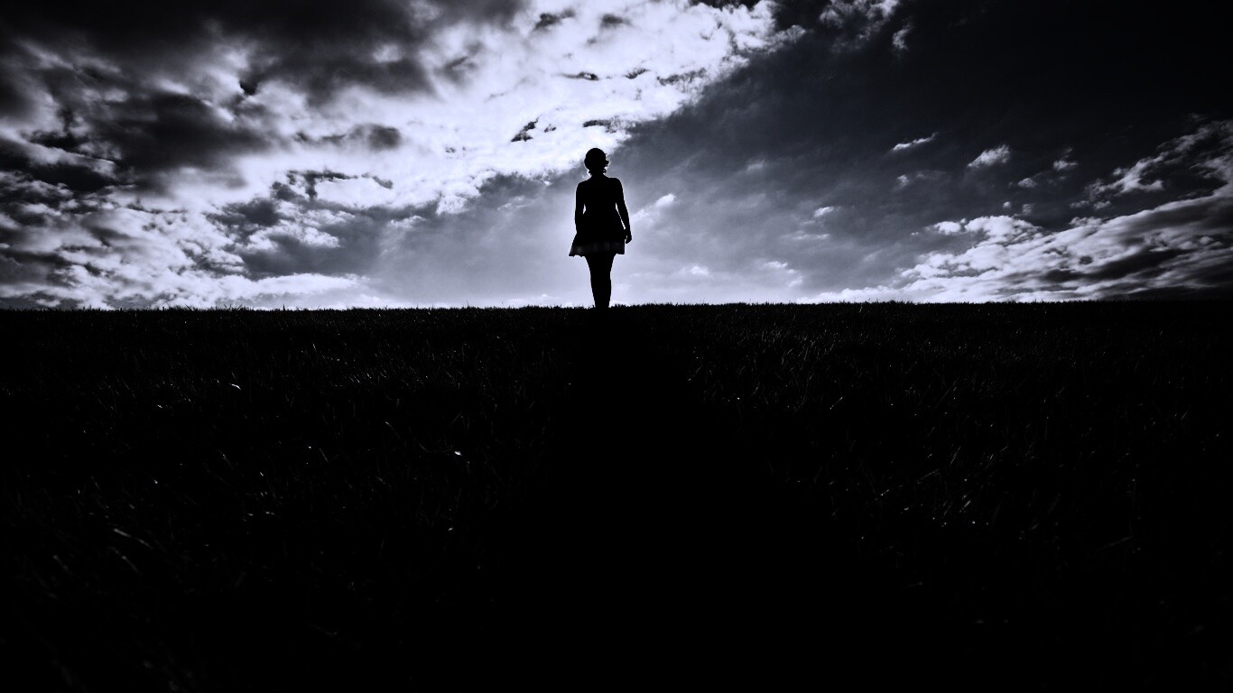 Силуэт девочки на поле обои