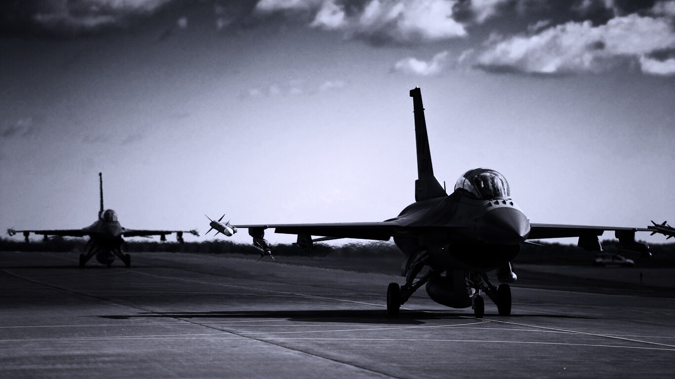 Истребители f16 Falcon на взлетной полосе обои