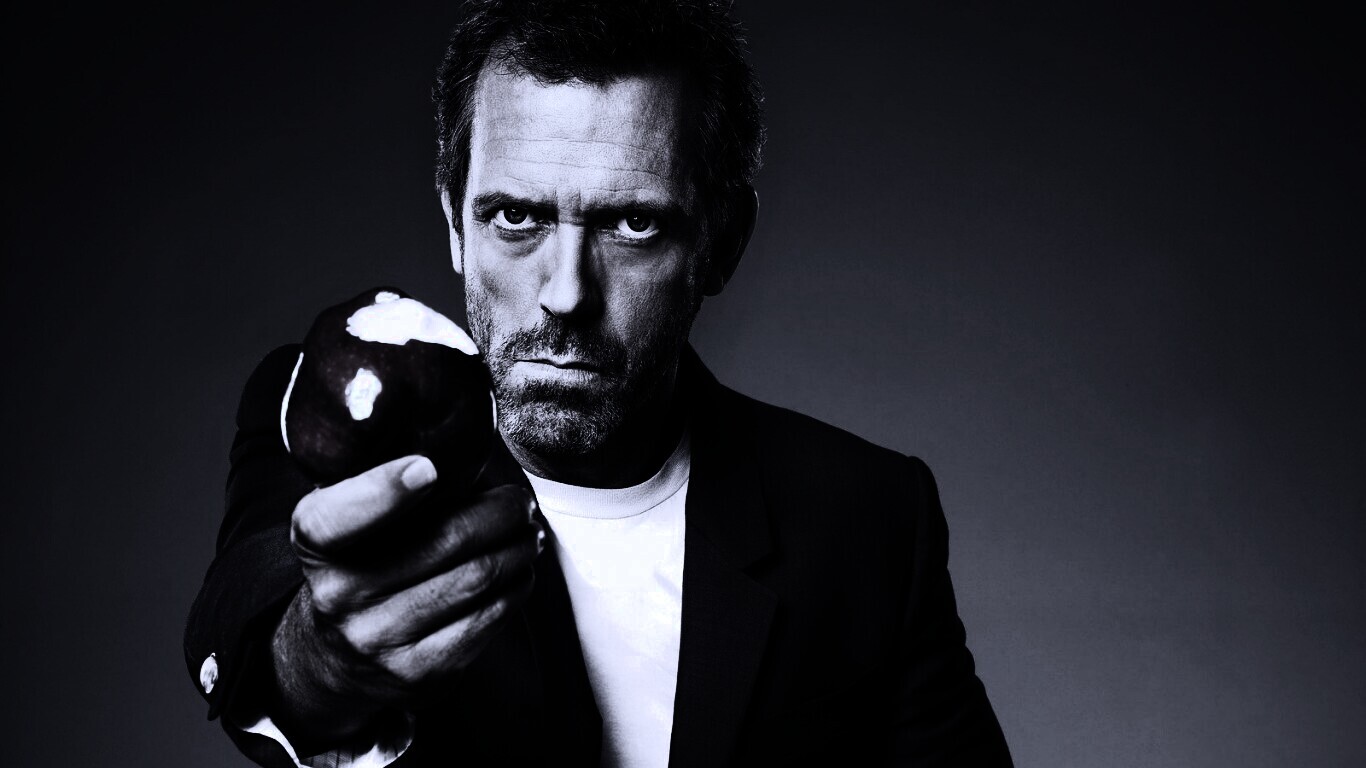 Доктор Хаус с яблоком в руке обои