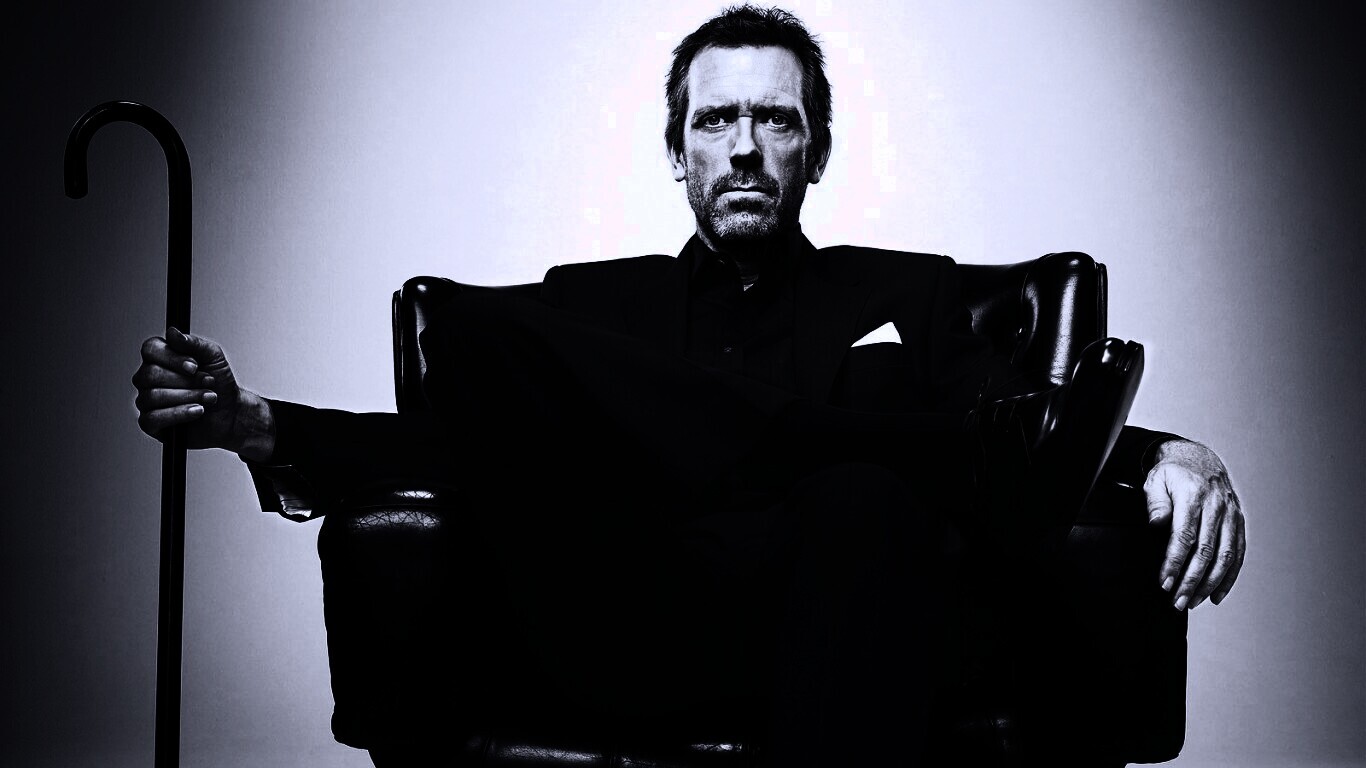 Хью Лори в кресле обои