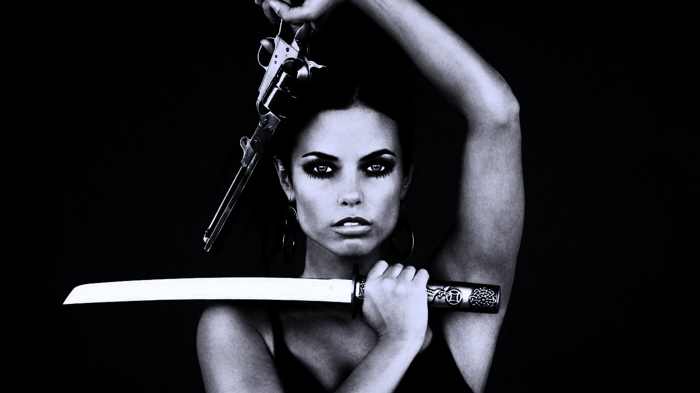 Девушка с мечом и пистолетом обои