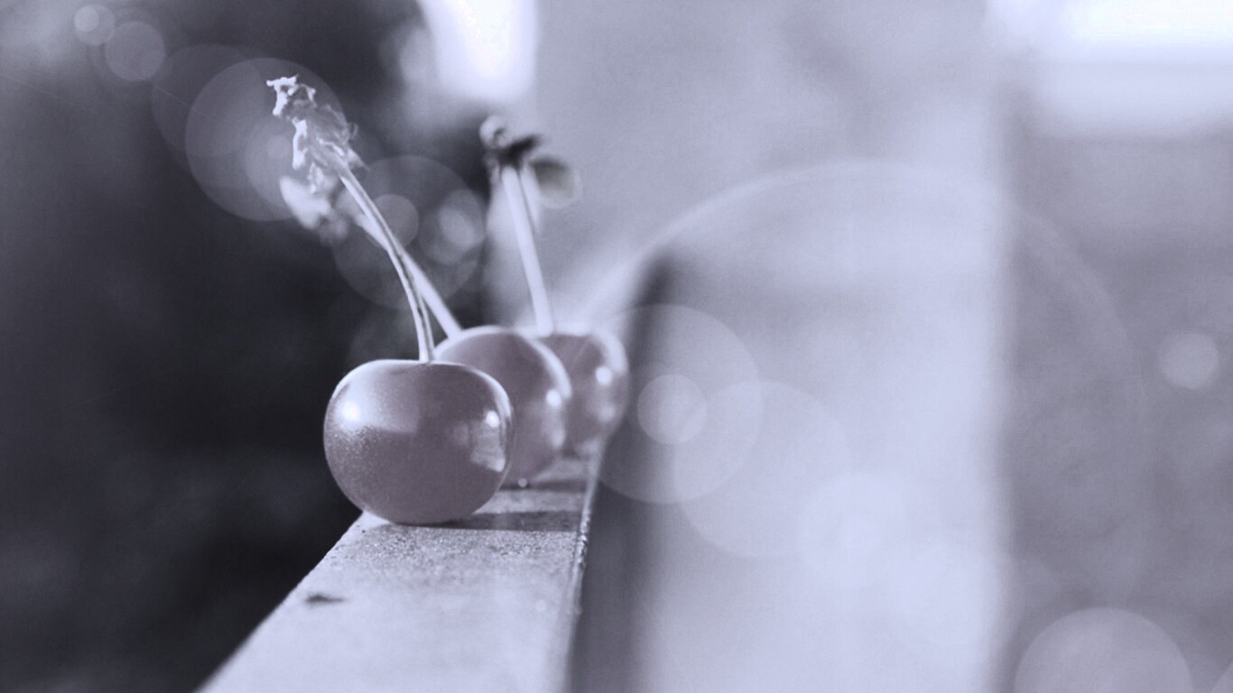 Вишенки на перилах обои