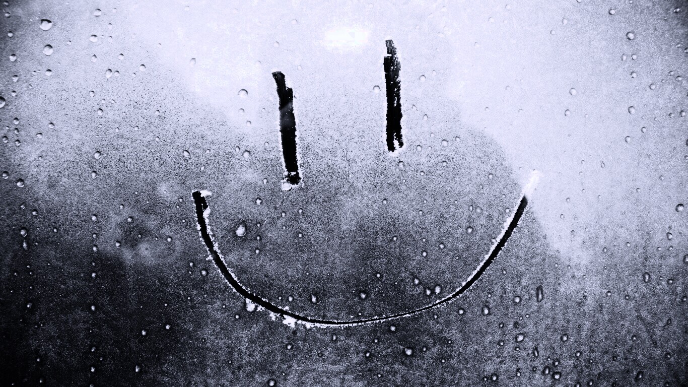 Улыбка на стекле обои