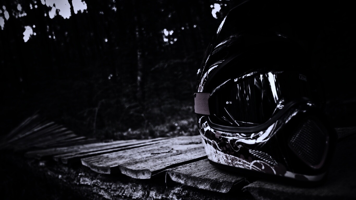 Шлем на лесной велотрассе обои