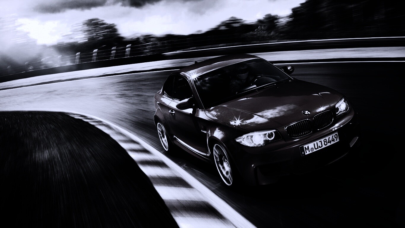 Гонщик за рулем BMW M1 обои