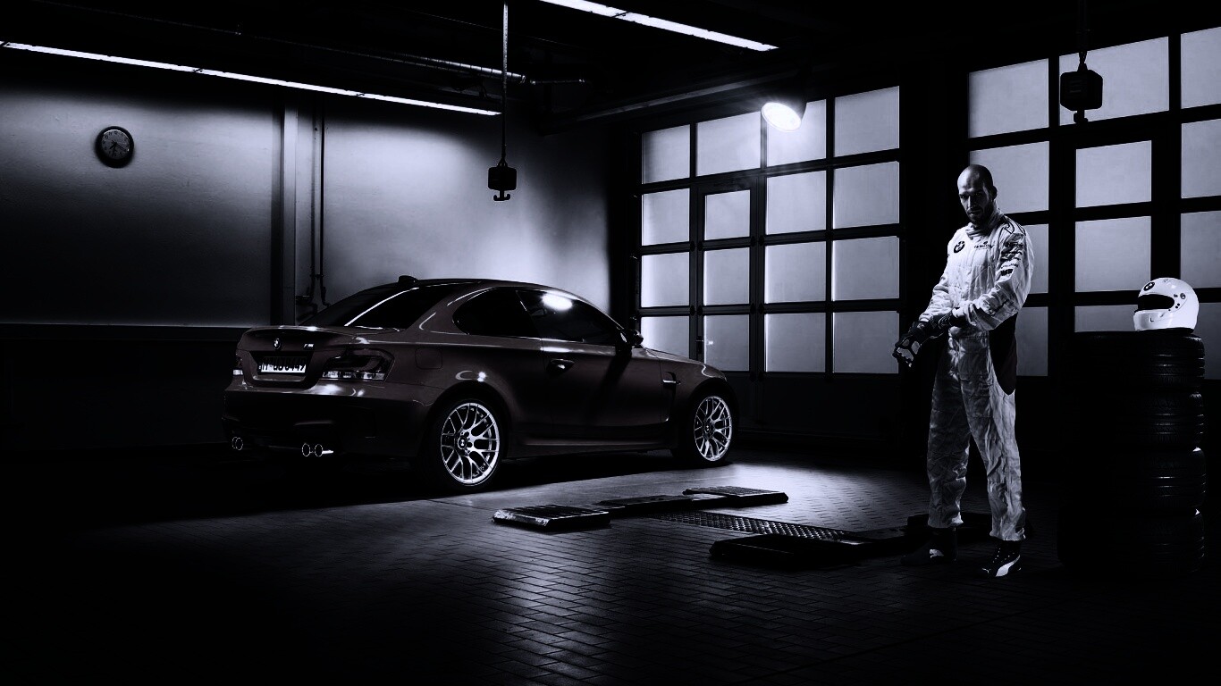 Гонщик и BMW M1 в гараже обои